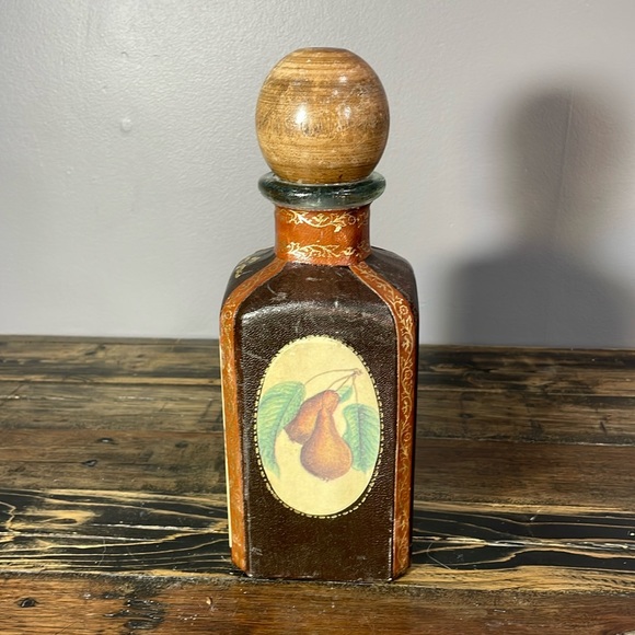 Made in Italy alcohol decanter leather wrapped.  Wooden top split. - Picture 4 of 17